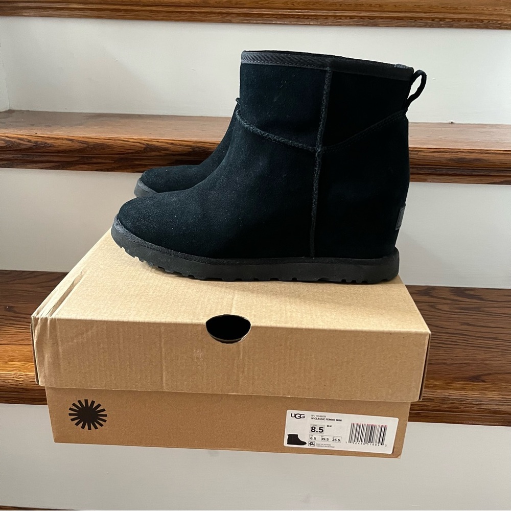 UGG - Classic Femme Mini- black suede 8 1/2